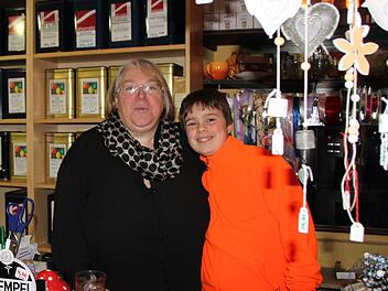 Ausnahmsweise darf Benjamin hinter die Ladentheke. In den Ferien besucht er seine Oma Karin Kook in Bad Brückenau. Ulrike Müller