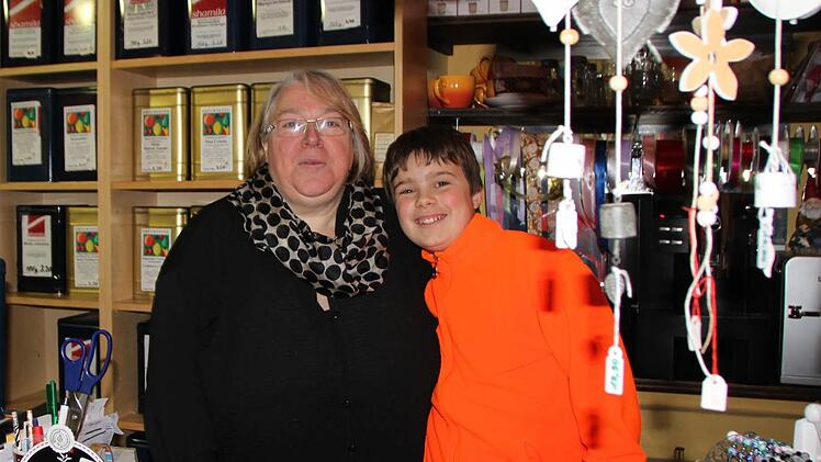 Ausnahmsweise darf Benjamin hinter die Ladentheke. In den Ferien besucht er seine Oma Karin Kook in Bad Brückenau. Ulrike Müller