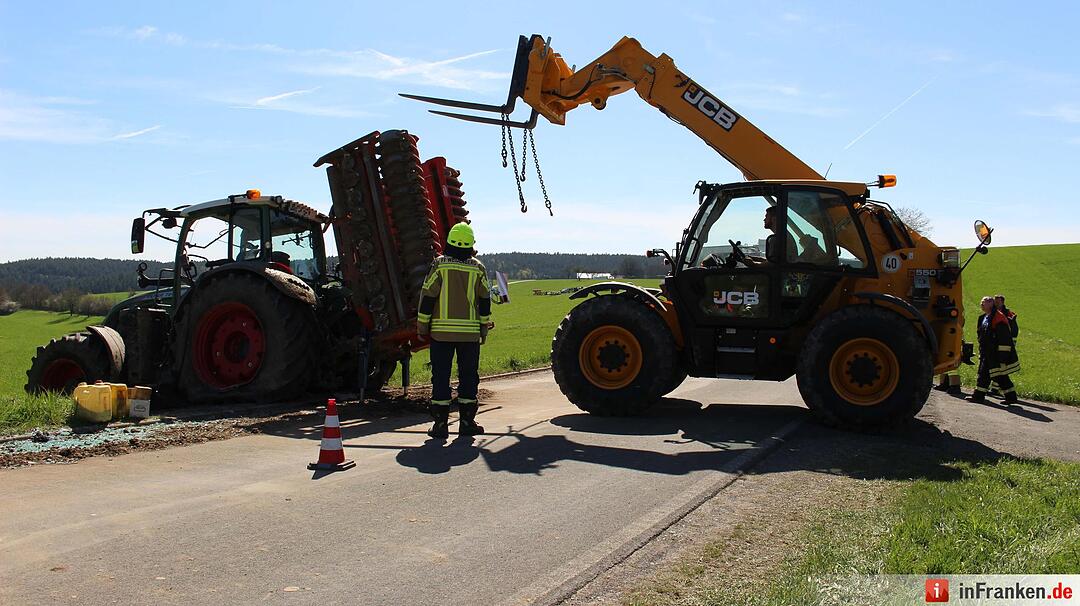 Traktor überschlägt sich bei Lankendorf - Fahrer schwer verletzt