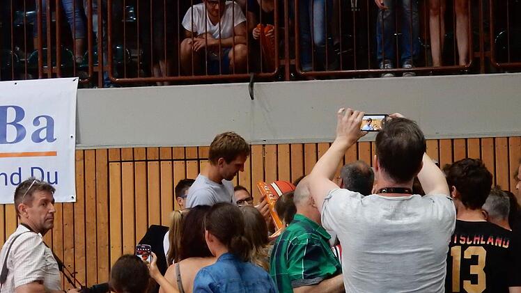 Während Dirk Nowitzki in der Halbzeit fleißig Autogramme schrieb ...