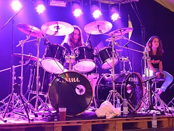 2013 trat Daniel Buld mit der Band "Terrible Old Man" selbst auf - in diesem Jahr ist er "nur" Organisator. Rechts seine Tochter  Foto: Lara.Archiv/Björn Hein