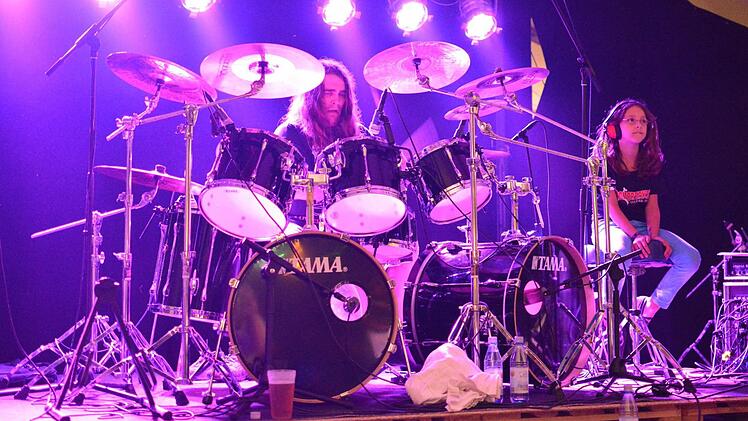 2013 trat Daniel Buld mit der Band "Terrible Old Man" selbst auf - in diesem Jahr ist er "nur" Organisator. Rechts seine Tochter  Foto: Lara.Archiv/Björn Hein