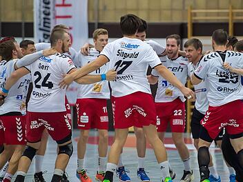 Die Erleichterung nach dem ersten Saisonsieg, einem 29:23 gegen den TV Gelnhausen, war Trainer Margots Valkovskis und den Spielern des HSC Bad Neustadt deutlich anzumerken.  Foto: Anand Anders