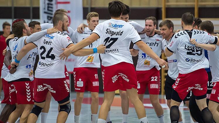 Die Erleichterung nach dem ersten Saisonsieg, einem 29:23 gegen den TV Gelnhausen, war Trainer Margots Valkovskis und den Spielern des HSC Bad Neustadt deutlich anzumerken.  Foto: Anand Anders
