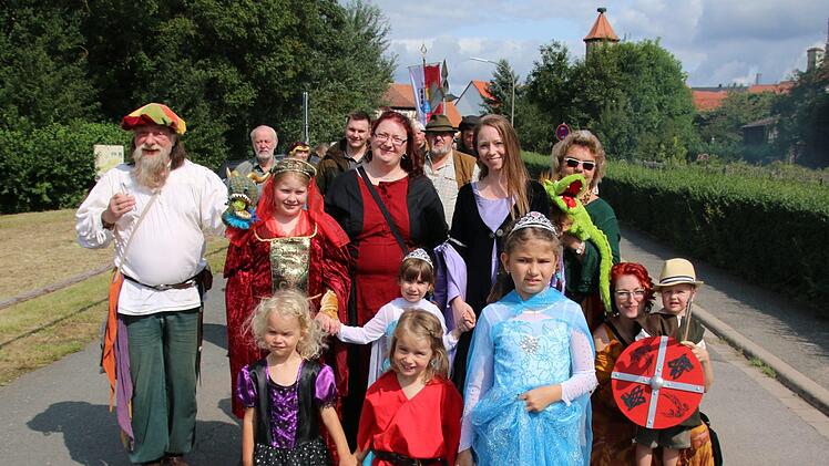 Festzug mit Spielleuten und Kindern Foto: Bettina Knauth