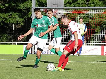 Manuel Müller (links, dahinter Dominic Leim) steht nach langer Verletzungspause wieder im Kader des FC Sand.