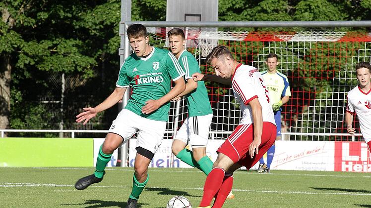 Manuel Müller (links, dahinter Dominic Leim) steht nach langer Verletzungspause wieder im Kader des FC Sand.