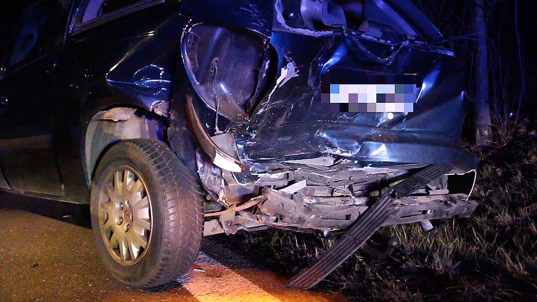 77-Jährige gerät in Gegenverkehr: Unfall mit drei Verletzten auf der B2