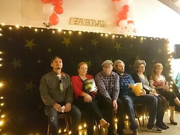 Kino im Zauberwald Speicherz: Beim Büttenabend der Feuerwehr hatten  Thomas Hohmann, Nadja Winhold, Sandra Hohmann, Carsten Merkel, Jacqueline Statt und Daniel Statt die Lacher auf ihrer Seite, als ein Pärchen, das getrennt sitzen mussten, versuchte Zärtlichkeiten über mehrere Sitzplätze hinweg auszutauschen.Elke Hohmann