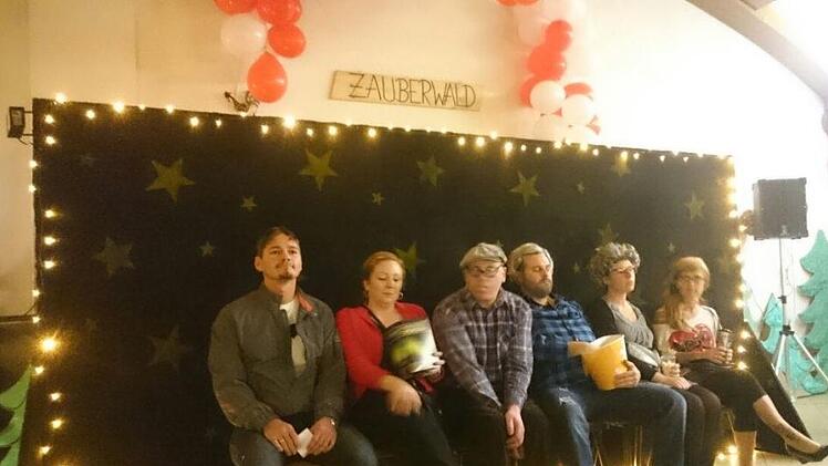 Kino im Zauberwald Speicherz: Beim Büttenabend der Feuerwehr hatten  Thomas Hohmann, Nadja Winhold, Sandra Hohmann, Carsten Merkel, Jacqueline Statt und Daniel Statt die Lacher auf ihrer Seite, als ein Pärchen, das getrennt sitzen mussten, versuchte Zärtlichkeiten über mehrere Sitzplätze hinweg auszutauschen.Elke Hohmann