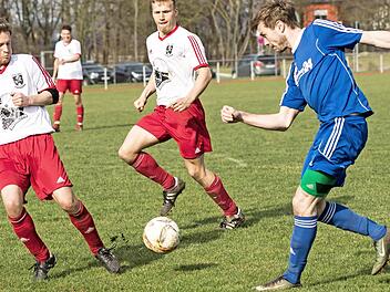 Florian Pecht vom TSV Pfarrweisach im blauen Trikot konnte zwischen den Staffelsteinern Rene Kunzelmann links und Jan Kohmann durchpassen, doch der Ball fand in der Mitte keinen Abnehmer.  Foto: Hartmut Klamm/Archiv