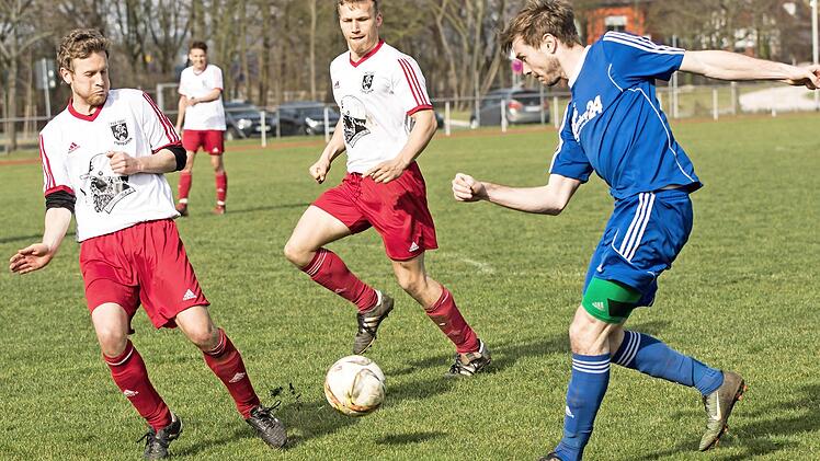 Florian Pecht vom TSV Pfarrweisach im blauen Trikot konnte zwischen den Staffelsteinern Rene Kunzelmann links und Jan Kohmann durchpassen, doch der Ball fand in der Mitte keinen Abnehmer.  Foto: Hartmut Klamm/Archiv
