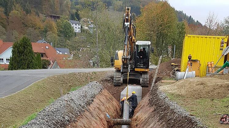 Die Gemeinde Wildflecken ist schon mal in Vorleistung gegangen: Unter dem Radweg wurde eine 2,7 Kilometer lange Druckleitung mit 30 Zentimeter Innendurchmesser nach Oberbach verlegt. 40 Schächte sind für die Wartung eingebaut, an 530 Stellen haben die Arbeiter der Premicher Firma Zehe die Leitung verschweißt. Foto: Torsten Arnold
