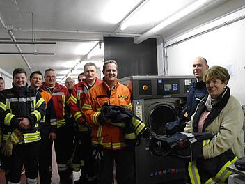 Feuerwehrmänner der umliegenden Wehren standen schon Schlange, als Bürgermeisterin Brigitte Meyerdierks (rechts), Erster Kommandant Michael Krug (3.v.r.) und Gerätewart Sven Gerhard (2.v.r.) die neue Waschmaschine symbolisch in Betrieb nahmen. Foto: Stephanie Elm