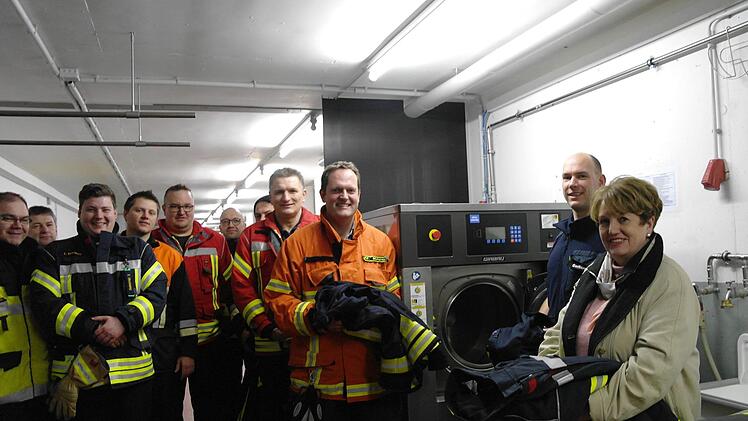 Feuerwehrmänner der umliegenden Wehren standen schon Schlange, als Bürgermeisterin Brigitte Meyerdierks (rechts), Erster Kommandant Michael Krug (3.v.r.) und Gerätewart Sven Gerhard (2.v.r.) die neue Waschmaschine symbolisch in Betrieb nahmen. Foto: Stephanie Elm