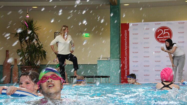 Schwimmaktion der Sinnberg Grundschule mit Franziska van Almsick im Hotel Sonnenhügel. Foto: Benedikt Borst