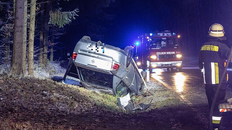 Wegen winterlicher Wetterverhältnisse kam ein Auto im Kreis Bamberg von der Fahrbahn ab. Die Feuerwehr sicherte die Unfallstelle ab.