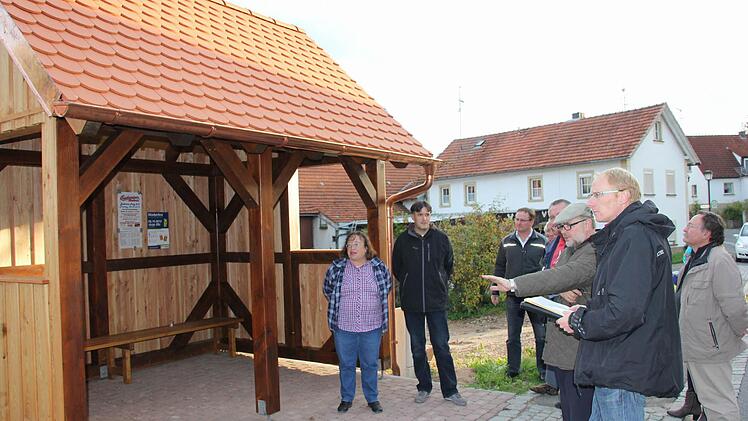 In Neuses wurde das neue Buswartehäuschen begutachtet, das der Bauhof in Eigenregie als "Kür" gefertigt hat.
