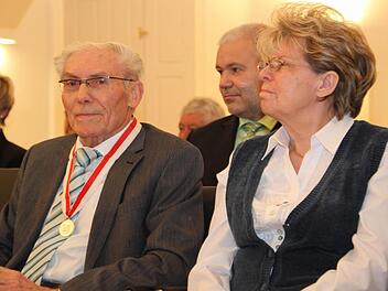 Horst Zahr bekam am Donnerstag die  Ehrenmedaille des Bezirks Oberfranken in Silber; rechts seine Frau Helga. Fotos: Stephan Tiroch