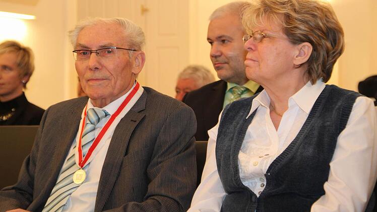 Horst Zahr bekam am Donnerstag die  Ehrenmedaille des Bezirks Oberfranken in Silber; rechts seine Frau Helga. Fotos: Stephan Tiroch