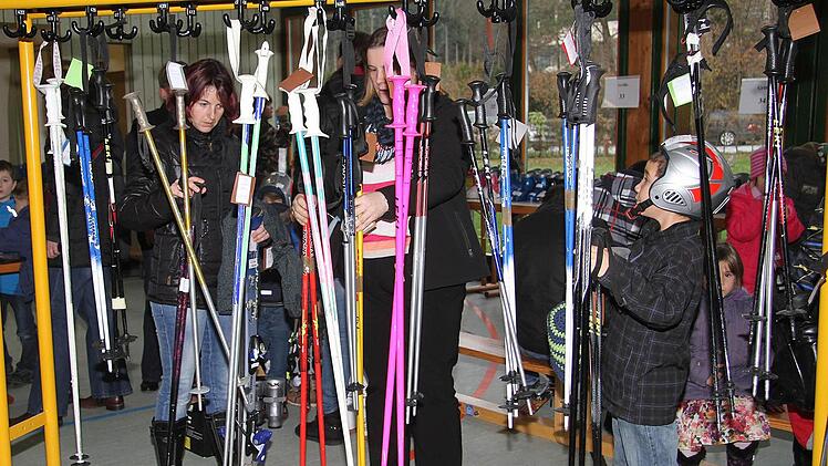 Skistöcke in allen Größen und Farben gab es bei der Skibörse in Stadtsteinach.