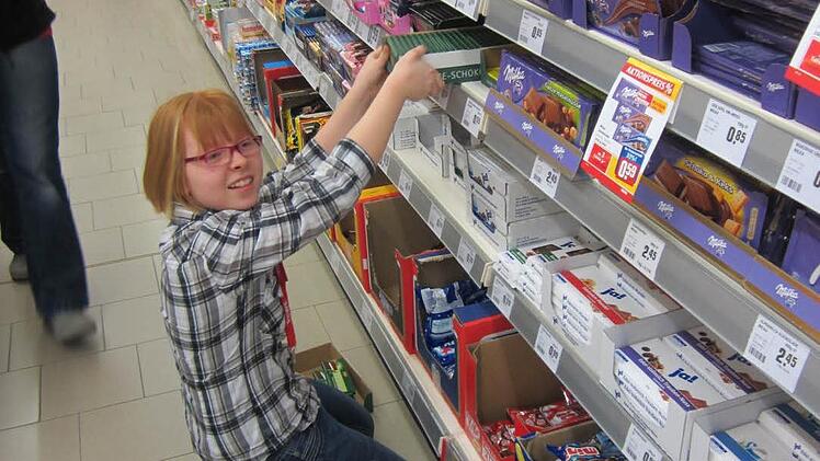 Lisa Frankenberger räumt bei Rewe die Regale ein. Foto: Sonja Adam