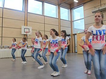 Die Dance-Street-Gruppe des Kaspar-Zeuß-Gymnasiums testete gleich den neuen Hallenboden.