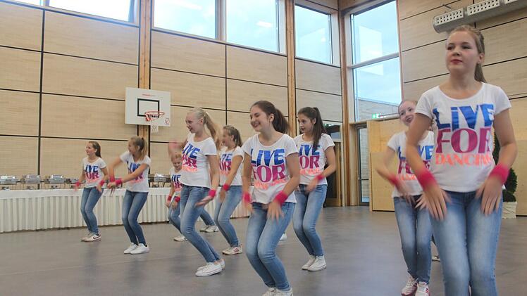 Die Dance-Street-Gruppe des Kaspar-Zeuß-Gymnasiums testete gleich den neuen Hallenboden.
