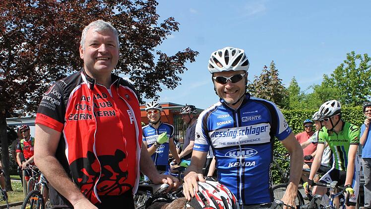 Auch Eberns Bürgermeister Jürgen Hennemann (links) startet mit seinem Rennrad - der Eber "Lützel" war auch dabei.