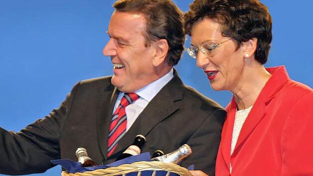 Kanzlerbesuch in Kulmbach: 2003 empf&auml;ngt die damalige Oberb&uuml;rgermeisterin Inge Aures Gerhard Schr&ouml;der.  Foto: BR-Archiv