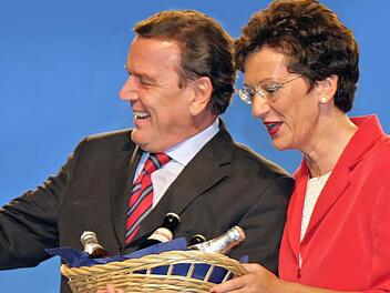 Kanzlerbesuch in Kulmbach: 2003 empfängt die damalige Oberbürgermeisterin Inge Aures Gerhard Schröder.  Foto: BR-Archiv