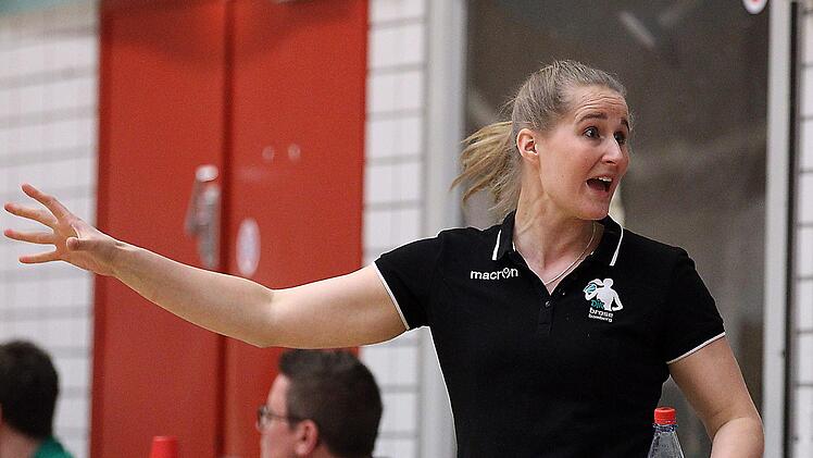 Gewohnt engagiert an der Seitenlinie: DJK-Trainerin Jessica Miller. Foto: sportpress