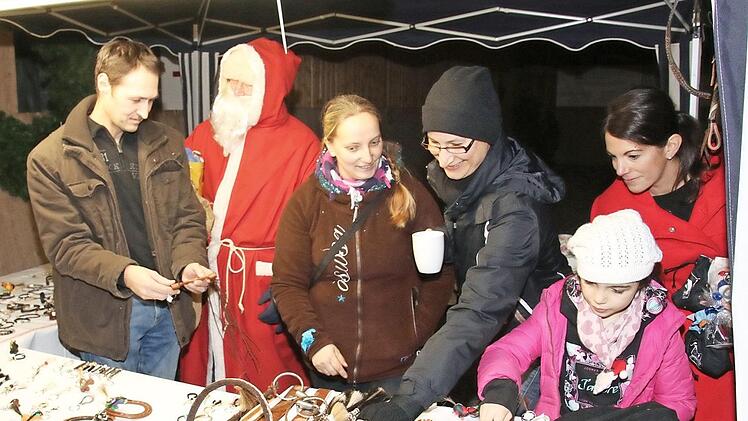 Der Weihnachtsmarkt des Reitvereins Stöppach kam gut an. Besonders gefragt waren Handarbeitsartikel.  Foto: Michael Stelzner