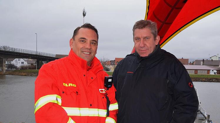 Horst Auer von der DLRG Hirschaid mit einem der Schirmherren MdB Andreas Schwarz Foto: Andrea Spörlein
