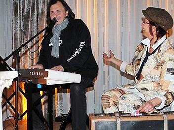 Udo Langer bei seiner musikalischen Reise. Als Reiseleiterin verkleidet verteilte Wirtin Simone Seidel abschließend Zündhölzer an die Zuhörer - damit diese viele zündende Ideen haben mögen.  Foto: Gerda Völk