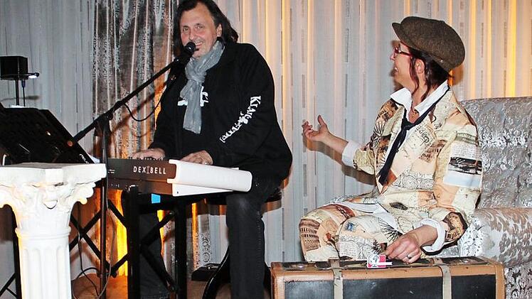 Udo Langer bei seiner musikalischen Reise. Als Reiseleiterin verkleidet verteilte Wirtin Simone Seidel abschließend Zündhölzer an die Zuhörer - damit diese viele zündende Ideen haben mögen.  Foto: Gerda Völk