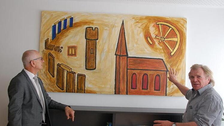 Künstler Herbert "Jimmy" Fell (rechts) erläutert Bürgermeister Richard Knaier seine Inspirationen für sein Bild, das im Zimmer des Bürgermeisters im neuen Bürgerhaus in Niederlauer seinen Platz gefunden hat. Foto: Manfred Mellenthin