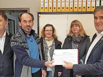 Hans-Peter Fuchs, Adalbert Holzberg, Angelika Joachim und Kerstin-Fertsch-Angermüller (von links) übergaben Listen mit 760 Unterschriften an Zweiten Bürgermeister Harald Pascher.  Foto: Eckehard Kiesewetter