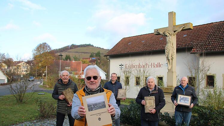 Foto-Termin an der Eschenbach-Halle: An der Chronik mitgearbeitet haben unter anderem (von links) Wolf-Dieter Bogner, Armin Weidenthaler, Ortsbeauftragter Thomas Reuter, Martin Reuter und Erwin Heid. Foto: Ralf Ruppert