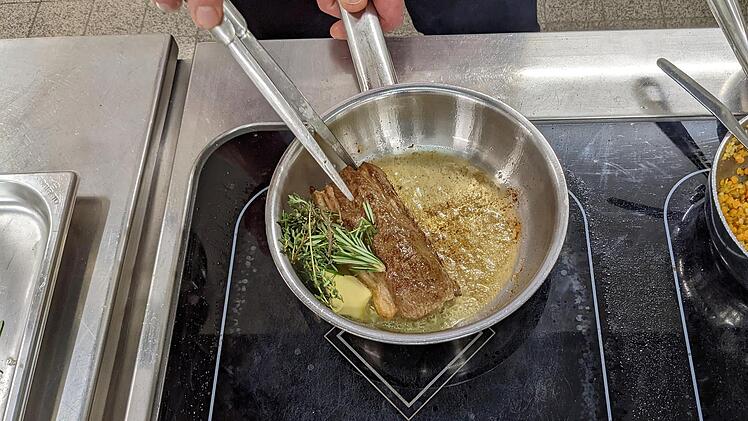 Ebenfalls das Lammfleisch wird schön in Butter, mit Rosmarin und Thymian gebraten.
