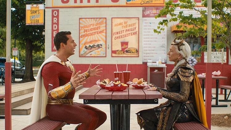 Ein Plausch unter Feinden: In "Shazam! Fury of the Gods" trifft der Titelheld (Zachary Levi) auf  die Titanen-Tochter Hespera (Helen Mirren).