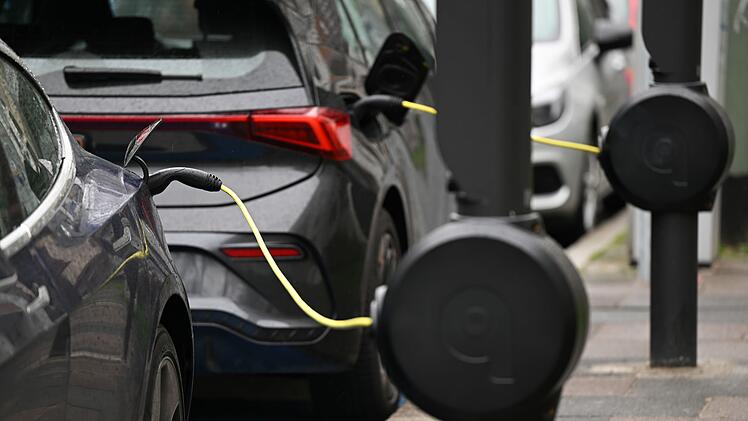 Elektroautos an E-Lades&auml;ulen