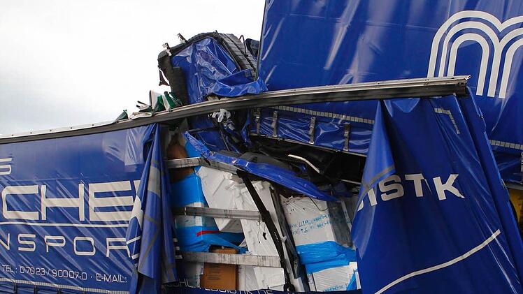Die Lkw sind derma&szlig;en ineinander verkeilt, dass das F&uuml;hrerhaus des Unfallverursachers kaum mehr zu erkennen ist. Foto: News5 / Buerkel