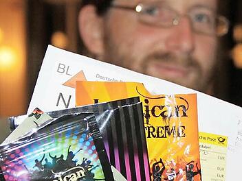 Streetworker Christian Fenn zeigt, wie bunt und scheinbar harmlos die mit Chemie versetzten Kräutermischungen verpackt sind und in welch schlichten Verpackungen sie nach Hause geliefert werden.