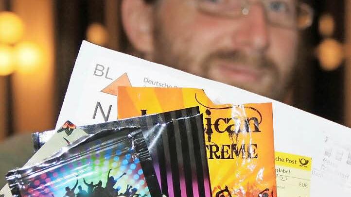 Streetworker Christian Fenn zeigt, wie bunt und scheinbar harmlos die mit Chemie versetzten Kräutermischungen verpackt sind und in welch schlichten Verpackungen sie nach Hause geliefert werden.