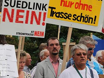 Florian Karges (Mitte) aus Singenrain und viele weitere Bürger aus dem Landkreis Bad Kissingen haben gegen die Stromtrasse demonstriert. Der Hamelner Kreis hat einen Teil der Forderungen nun in einem Gesetzentwurf zusammengefasst. Foto: Archiv/Ulrike Müller