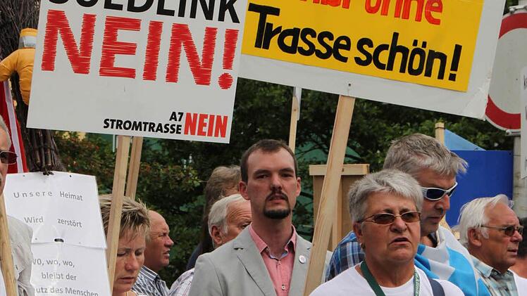 Florian Karges (Mitte) aus Singenrain und viele weitere Bürger aus dem Landkreis Bad Kissingen haben gegen die Stromtrasse demonstriert. Der Hamelner Kreis hat einen Teil der Forderungen nun in einem Gesetzentwurf zusammengefasst. Foto: Archiv/Ulrike Müller
