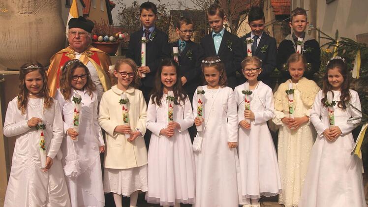 Limbach &mdash; Acht M&auml;dchen und f&uuml;nf Buben feierten am Sonntag in der Wallfahrtskirche Maria Limbach das Fest ihrer Erstkommunion. Unser Bild zeigt die Erstkommunikanten mit Pfarrer Otmar Pottler.  Foto: G&uuml;nther Geiling