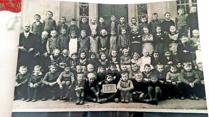 Schürzen - gemustert oder einfarbig - gehörten 1937 für die Mädchen zum Schulalltag.  Fotos: Sabine Christofzik