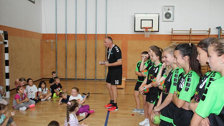 Die Kinder hören Klaus Sieß ganz genau zu, wenn er eine Übung erklärt.  Foto: Sascha Ilchmann